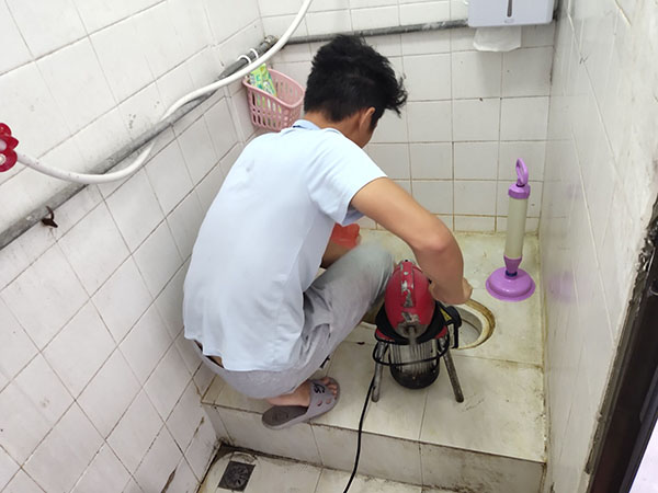 戚墅堰管道堵塞冒臭气 专业师傅现场解决问题
